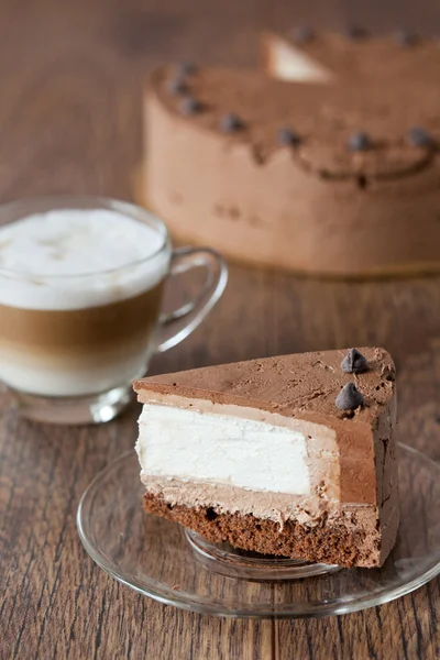 Pedazo de pastel de chocolate triple — Foto de Stock