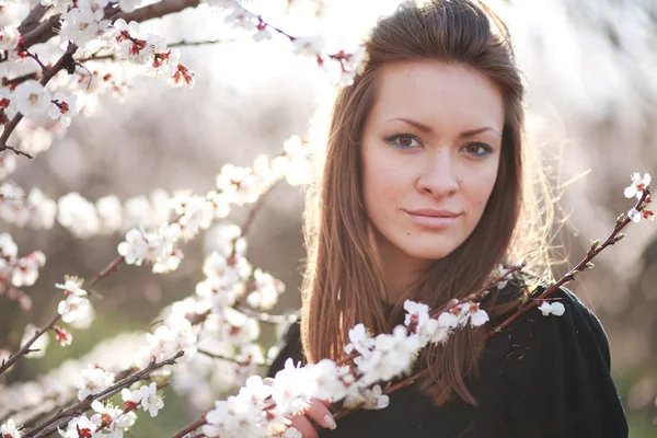 Mooie jonge vrouw outdoor portret — Stockfoto