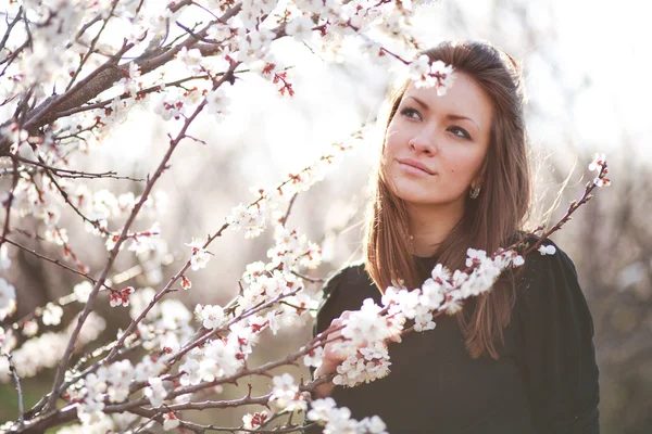 Portret van schoonheid vrouw in de tuin — Stockfoto
