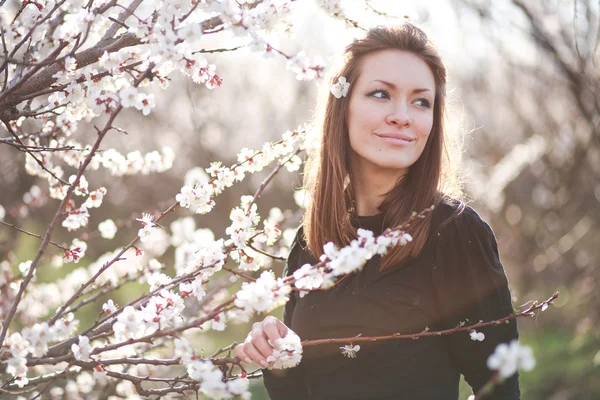 Vacker ung kvinna utomhus porträtt — Stockfoto
