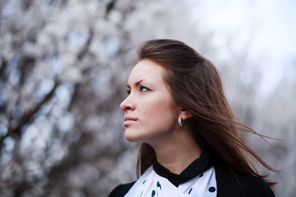 Mooie jonge vrouw outdoor portret — Stockfoto