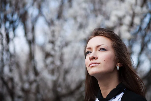 Vacker ung kvinna utomhus porträtt — Stockfoto