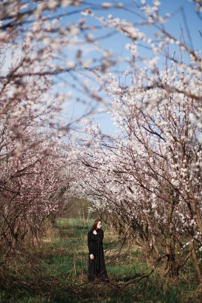 정원에서 아름다움 여자의 초상화 — 스톡 사진