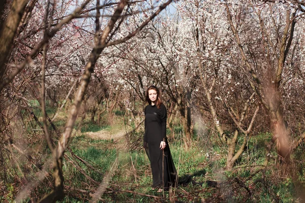 Portrait de femme de beauté dans le jardin — Photo