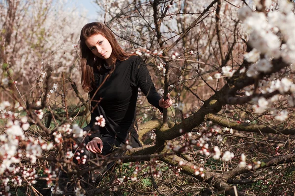 Güzel, genç bir kadın açık hava portresi. — Stok fotoğraf