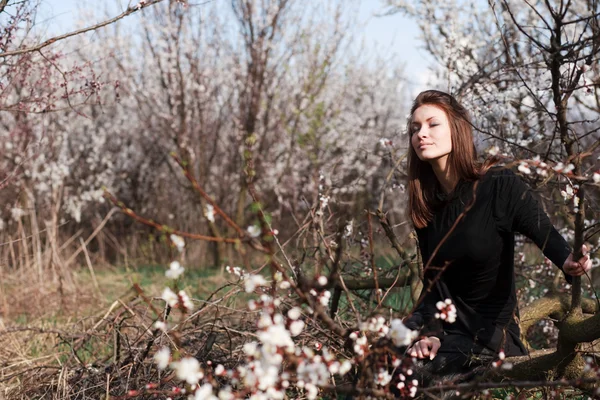 Krásná mladá žena venkovní portrét — Stock fotografie