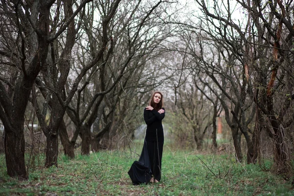 Portrait de femme de beauté dans le jardin — Photo