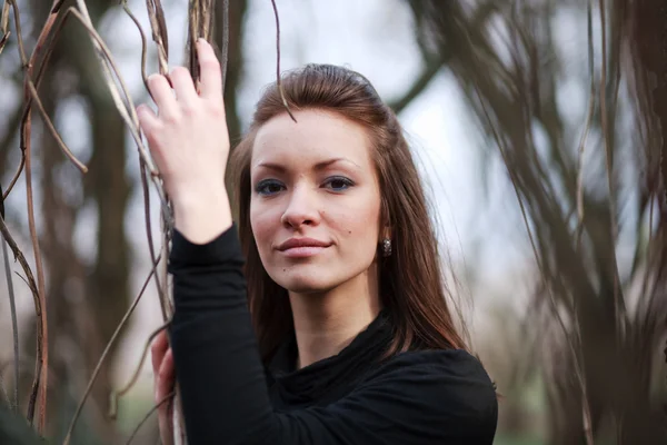 Mooie jonge vrouw outdoor portret — Stockfoto