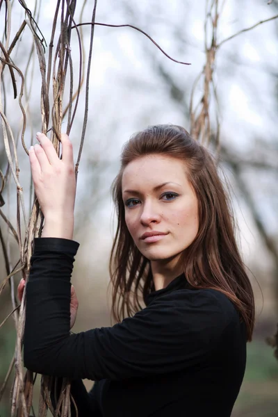 Mooie jonge vrouw outdoor portret — Stockfoto