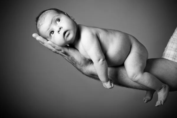 Lilla bebis å den — Stockfoto