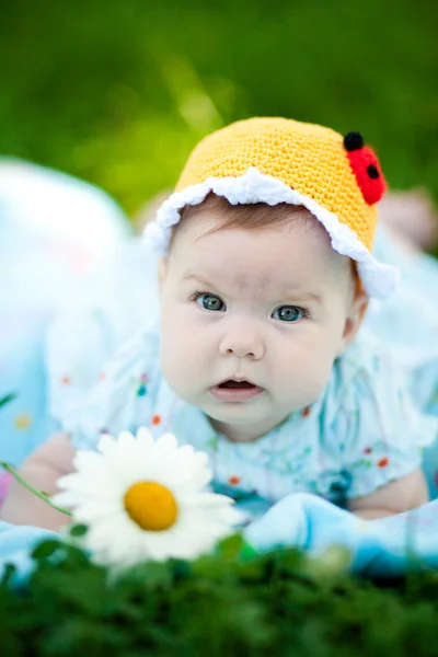 Rozkošná holčička venku v trávě — Stock fotografie