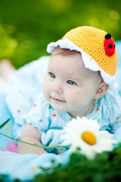 Bebek kız açık havada çim — Stok fotoğraf
