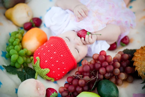 屋外の果物で愛らしい赤ちゃん女の子 — ストック写真