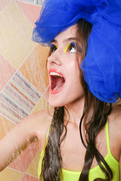Bella ragazza felice facendo la doccia — Foto Stock
