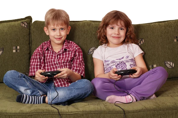 Menino e menina jogar jogo de vídeo — Fotografia de Stock
