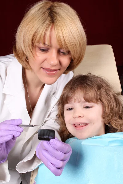 Zubař a malá holka pacient — Stock fotografie