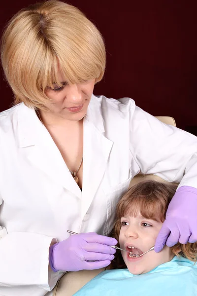 Kobieta dentysty i mała dziewczynka pacjenta — Zdjęcie stockowe