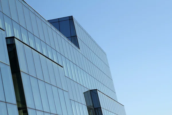 Edificio moderno con pared de cristal — Foto de Stock
