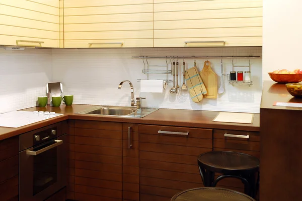Cozinha de madeira marrom — Fotografia de Stock