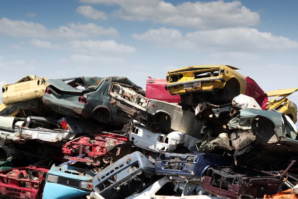 Junk yard com carros antigos — Fotografia de Stock