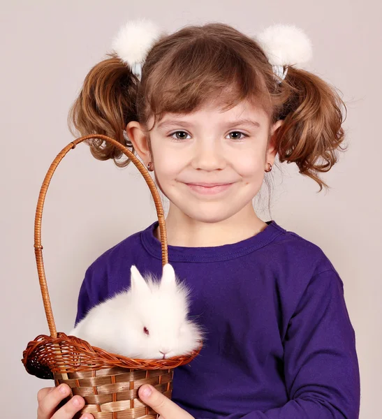 Niña sosteniendo una cesta con conejito blanco enano —  Fotos de Stock