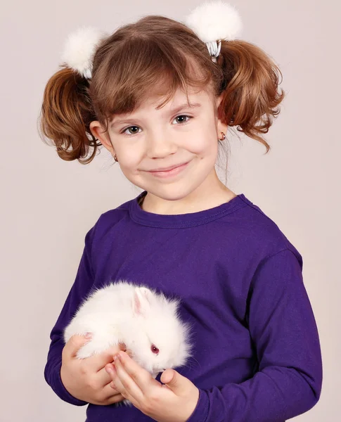 Menina segurando coelho anão bonito — Fotografia de Stock