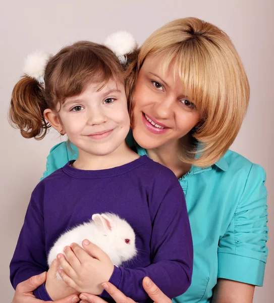 Anne ve kızı ile beyaz cüce tavşanı — Stok fotoğraf