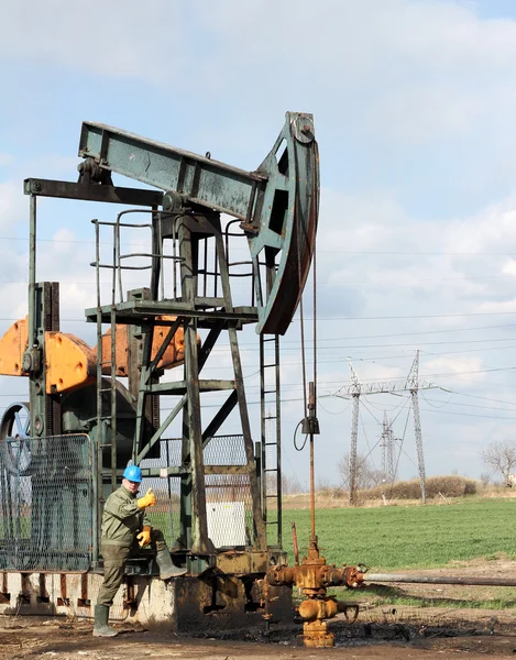 Нефтяник с большим пальцем вверх — стоковое фото