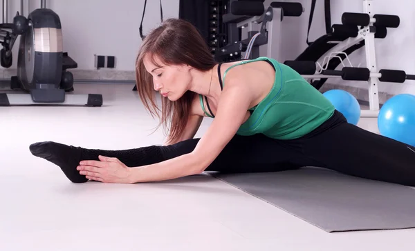 Flicka stretching fitness motion — Stockfoto