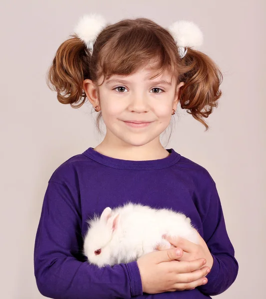 Liten flicka håller dvärg kanin pet — Stockfoto