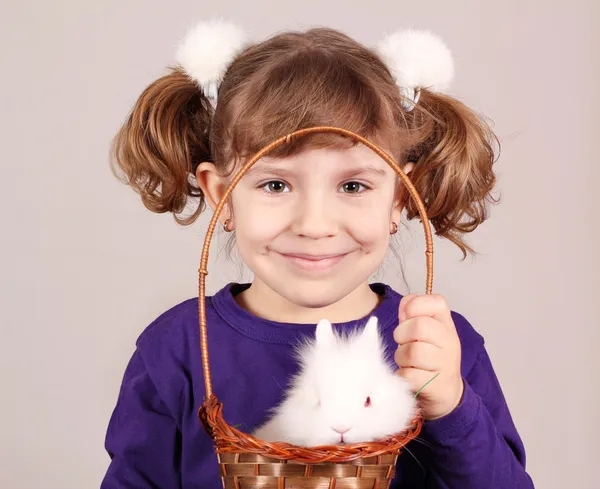 Liten flicka med dvärg kanin pet — Stockfoto