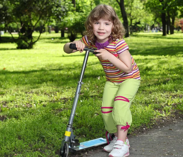 Маленькая девочка со скутером — стоковое фото