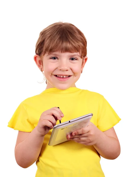 Kleines Mädchen mit Tablet-PC posiert — Stockfoto