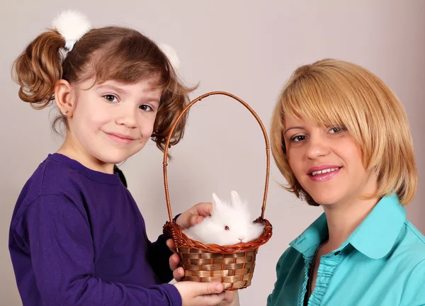 Мать и дочь с милым карликовым кроликом — стоковое фото