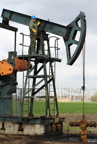 Trabalhador do petróleo num campo petrolífero — Fotografia de Stock