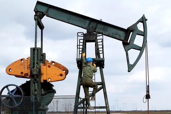 Ölarbeiter klettert zum Pumpjack — Stockfoto