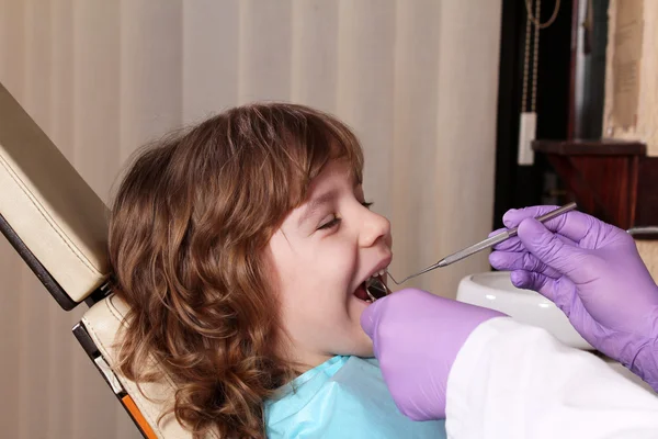 Kleines Mädchen geduldig zahnärztliche Untersuchung — Stockfoto