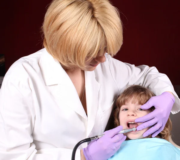 Dentista realiza un examen dental — Foto de Stock