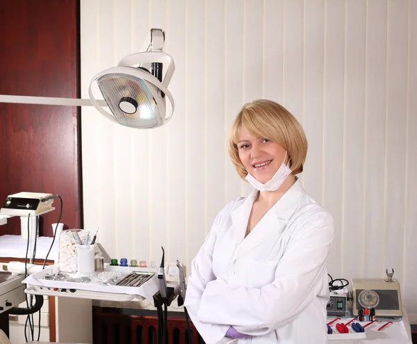 Vrouwelijke tandarts poseren in wijding kantoor — Stockfoto