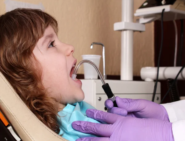 Weinig meisje patiënt naar de tandarts — Stockfoto