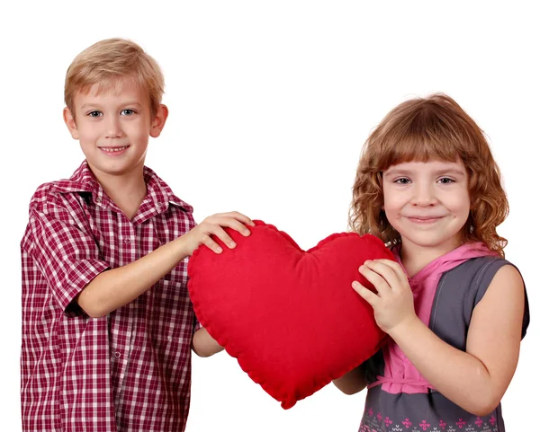 Αγόρι και το κοριτσάκι που κρατάει την μεγάλη κόκκινη καρδιά — Φωτογραφία Αρχείου