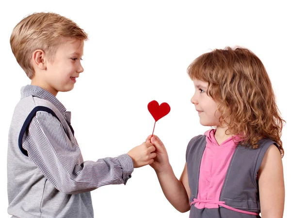 Pojke ger en liten flicka hjärta — Stockfoto