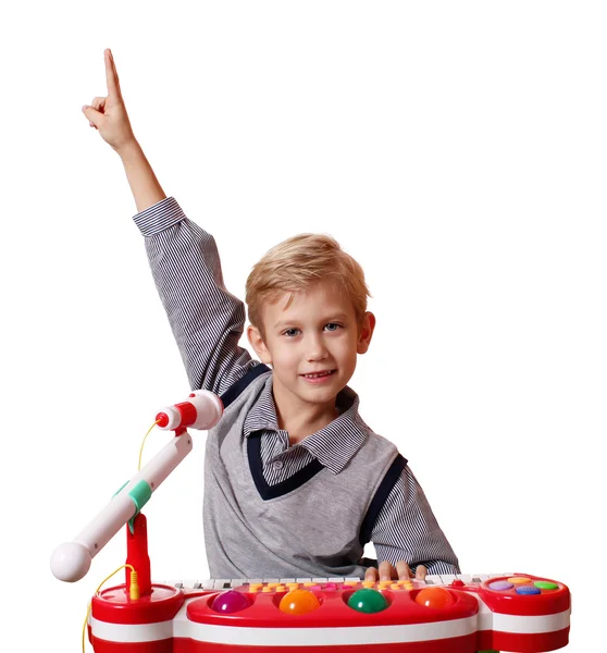 Счастливый мальчик играет музыку — стоковое фото