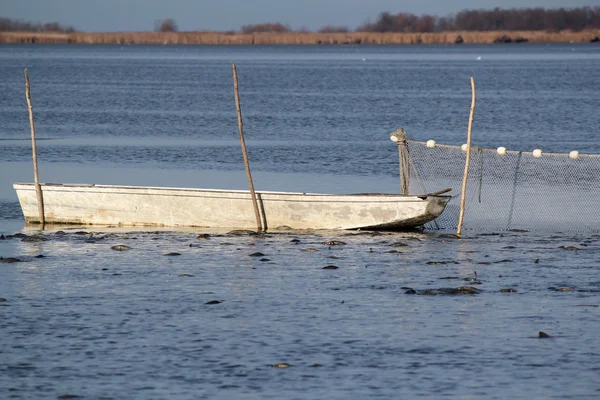 Рыбный пруд с лодкой и дрифтерной сетью — стоковое фото