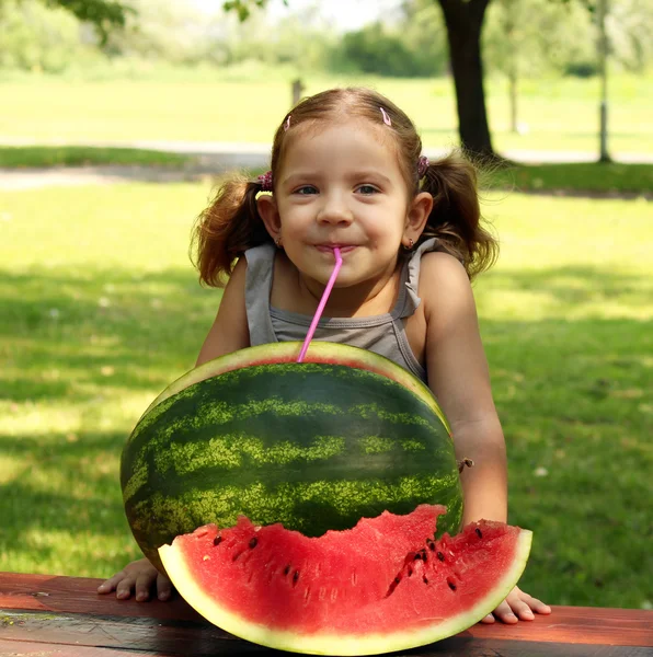 Schoonheid kleine meisje met watermeloen zomer scene — Stockfoto