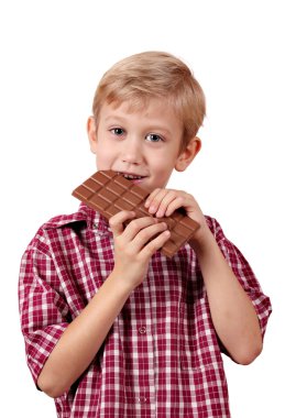 oğlan çikolata yiyor