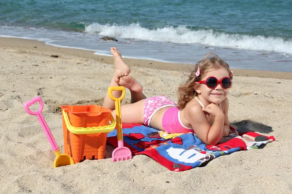 Красивая маленькая девочка на пляже — стоковое фото