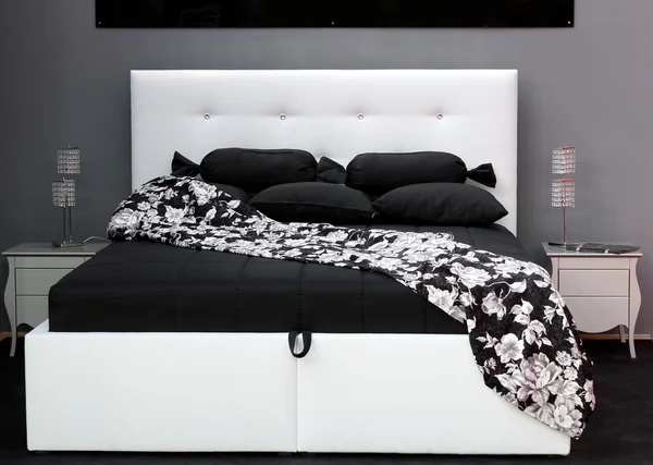 Siyah beyaz yatak — Stok fotoğraf