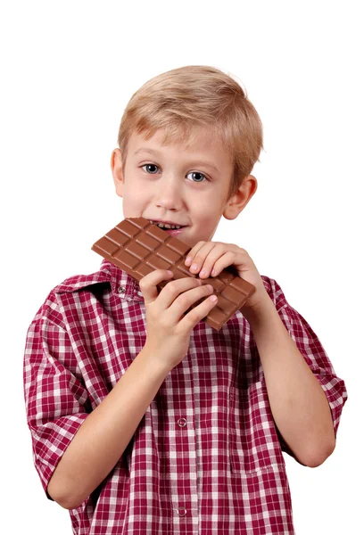 Un garçon mange du chocolat — Photo