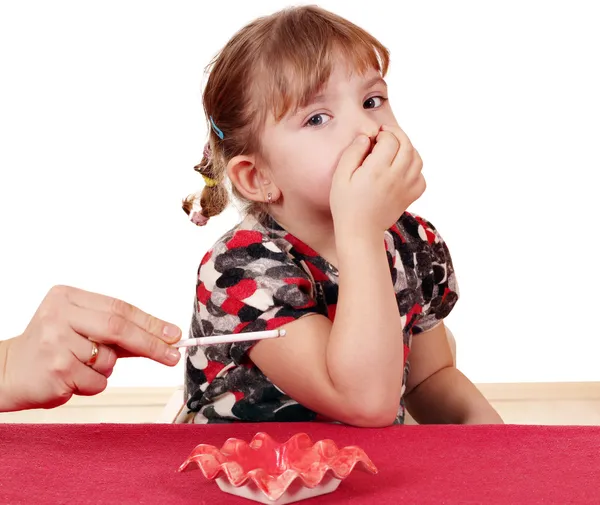 Il fumo mette in pericolo la salute del bambino — Foto Stock